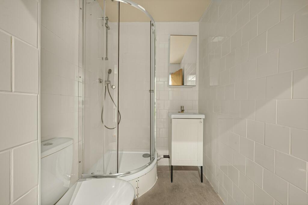 bathroom 1.jpg