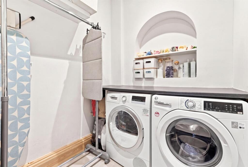 House in Epping Forest, Buckhurst Hill - More