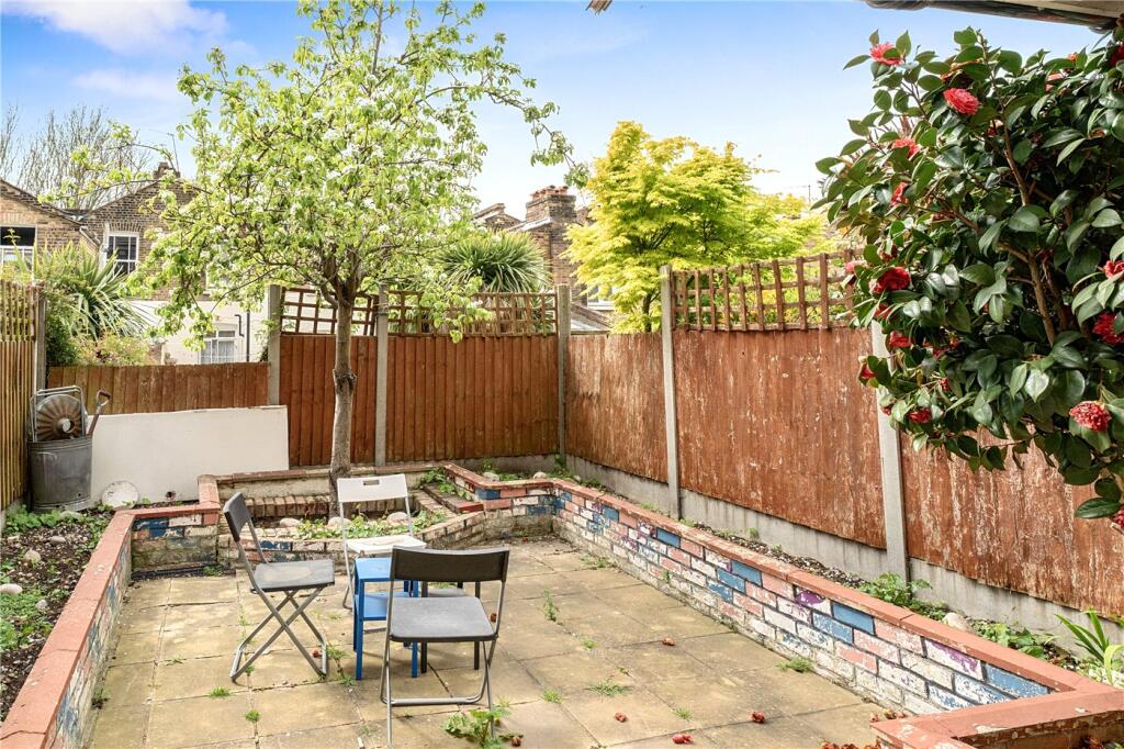 House in London, Globe Town, Stepney - More