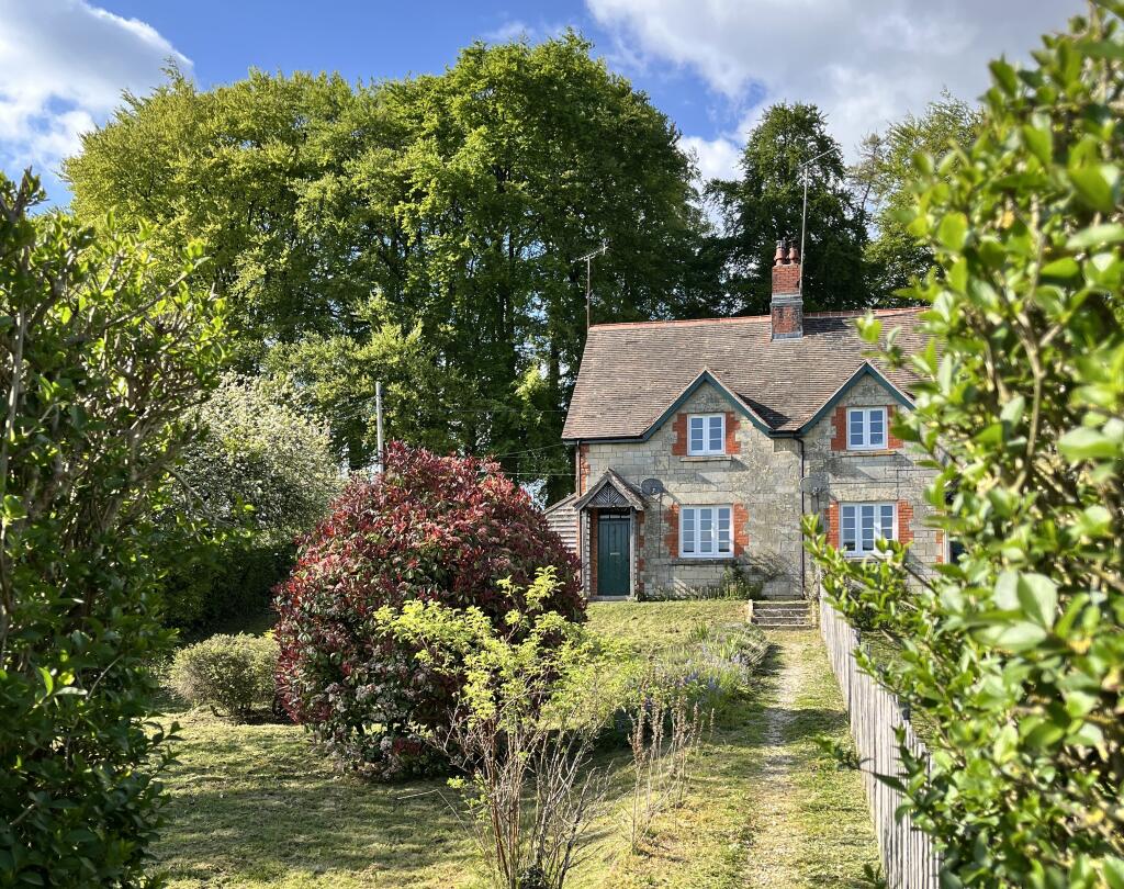 Main image of property: 38 Hillside, Fonthill Bishop, Salisbury, Wiltshire, SP3 5SL