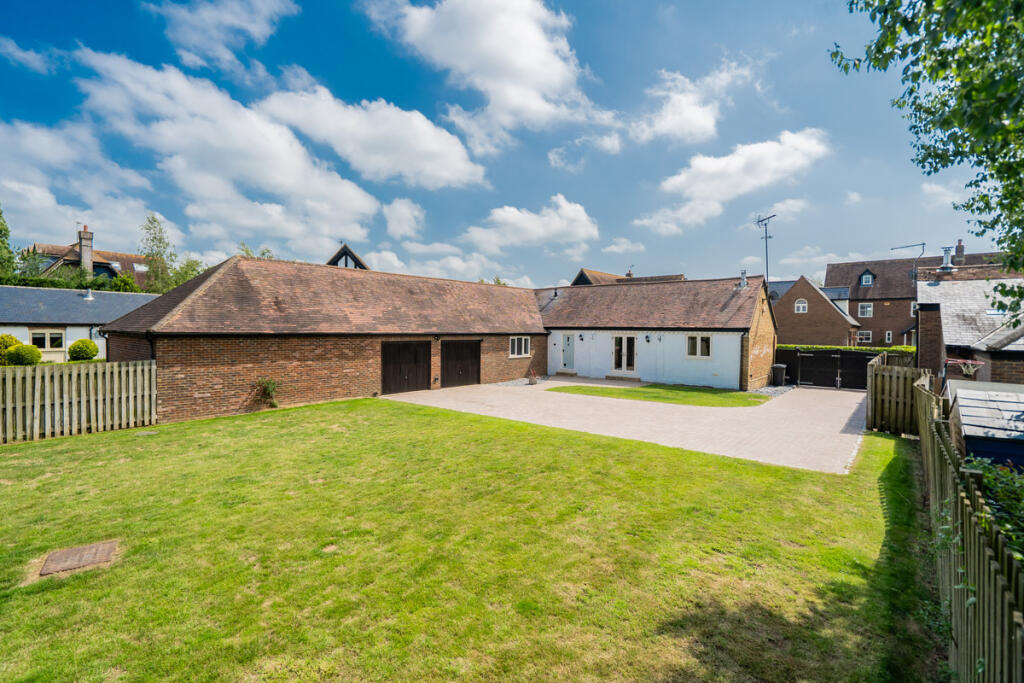 Poplars End, Park Road, Toddington LU5 photo 4