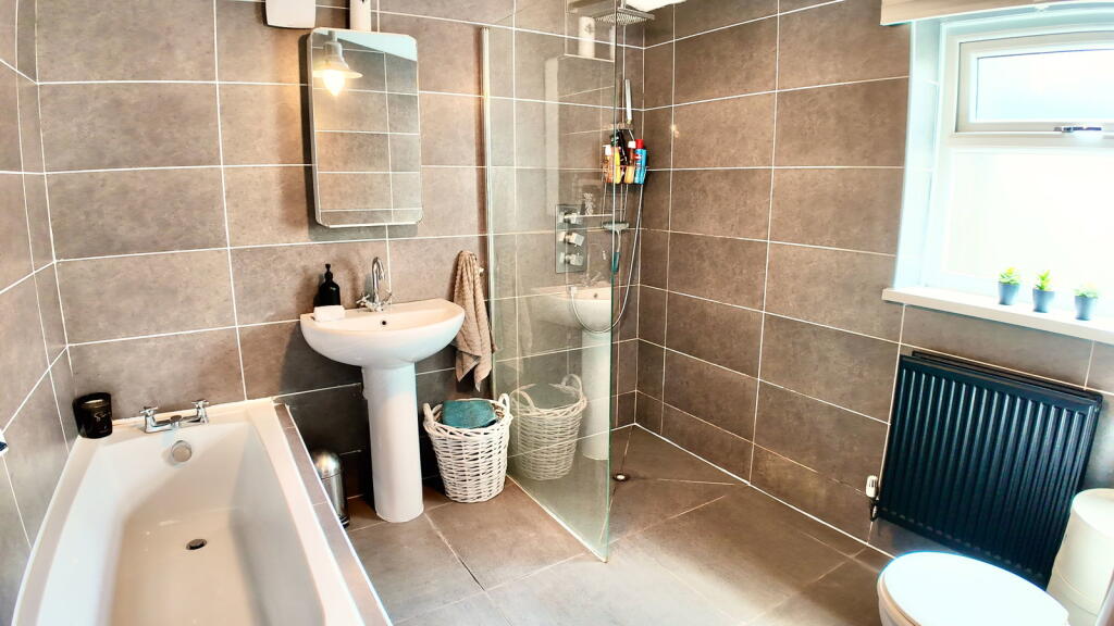House in Newport - View 5