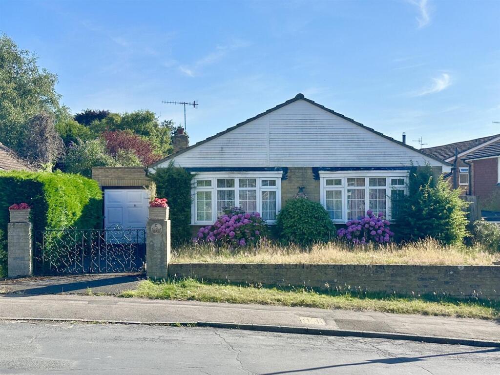 2 bedroom bungalow for sale in Sedlescombe Gardens, St. Leonards-On-Sea on Rightmove