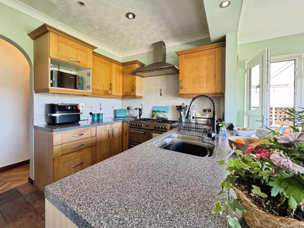 House in Pontarddulais - More