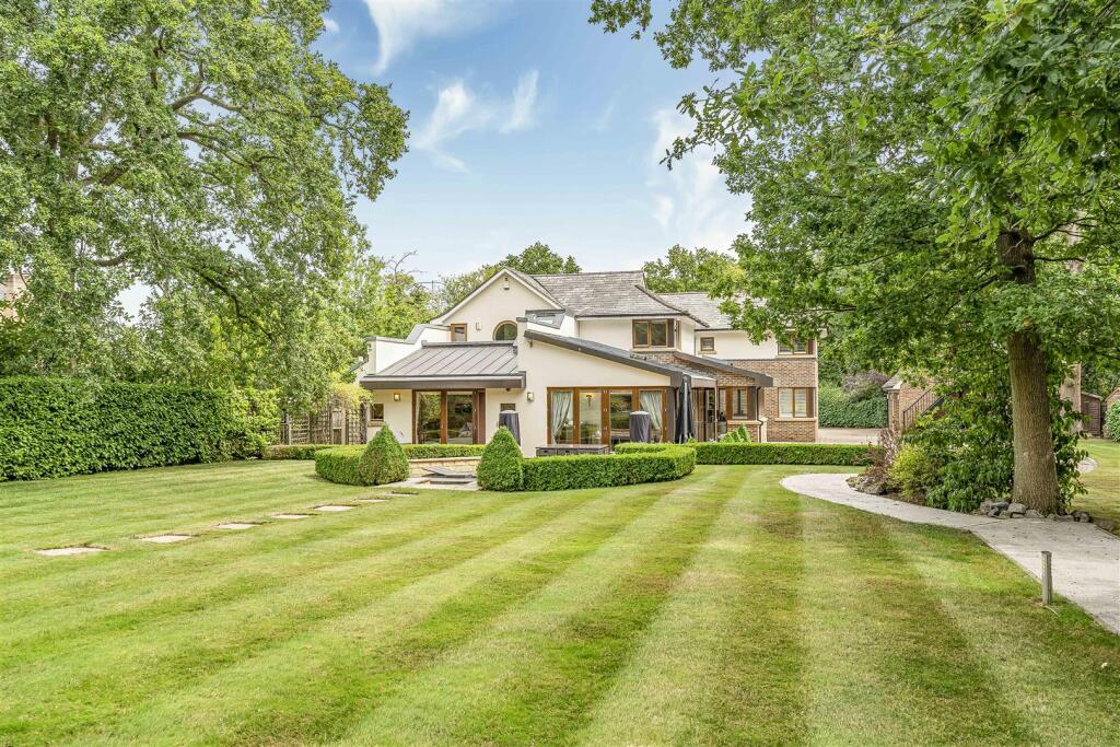 Main image of property: Park Street Lane, Park Street, St. Albans