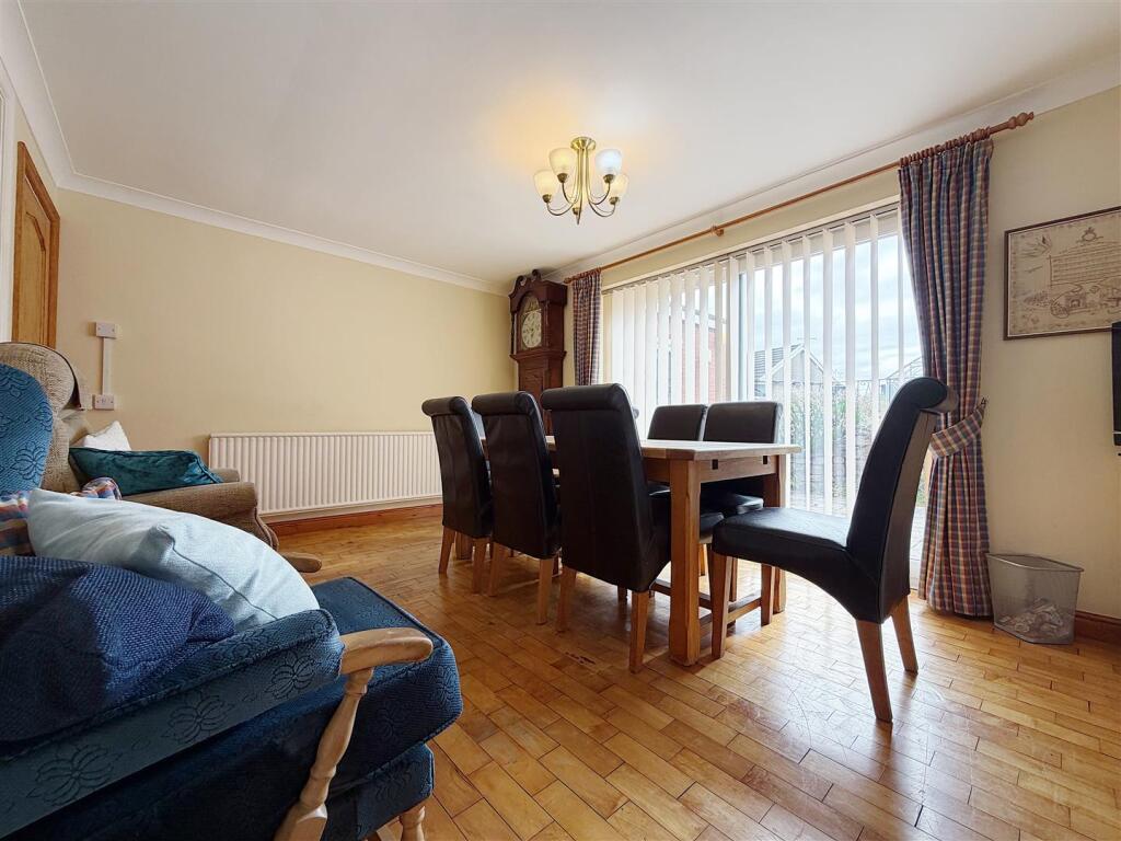Smithfield Green, Holt, Wrexham photo 4