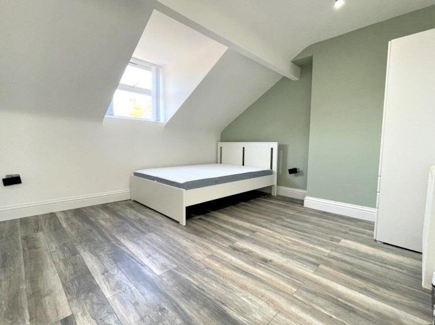 House in Leeds, Charing Cross, Woodhouse - More