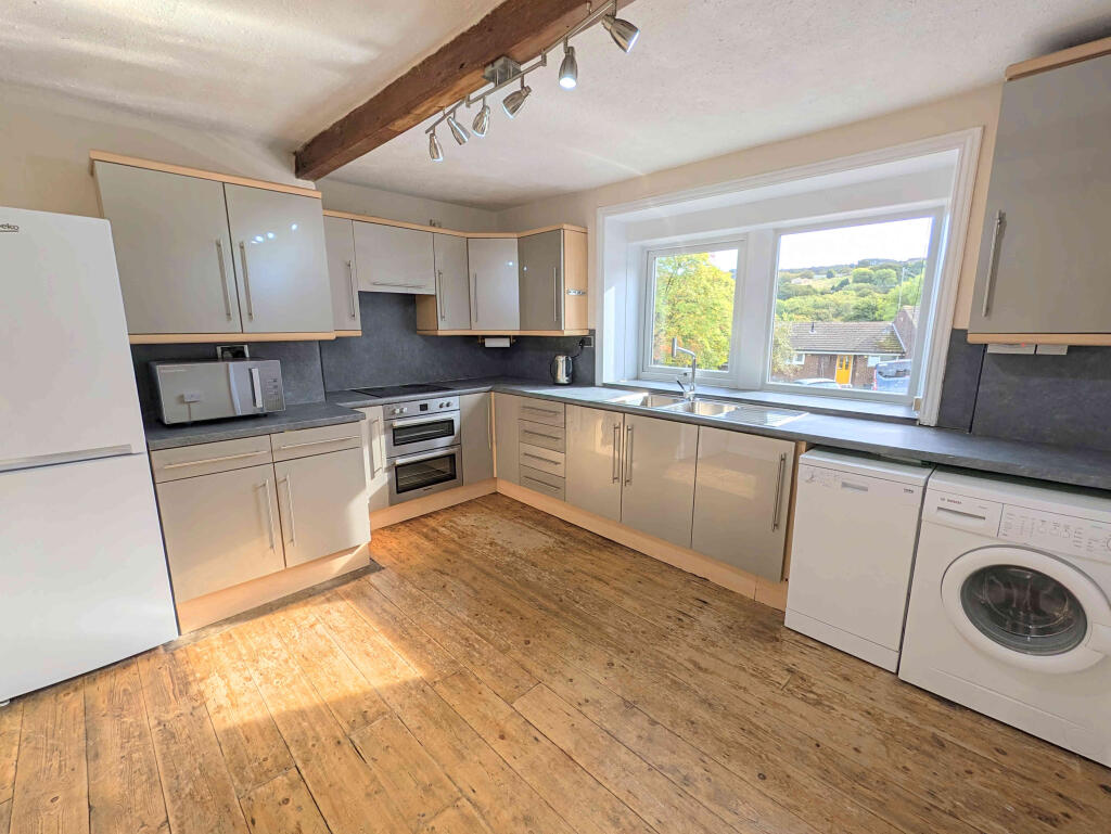 46 Station Road, Holywell Green, HX4 9AW photo 2