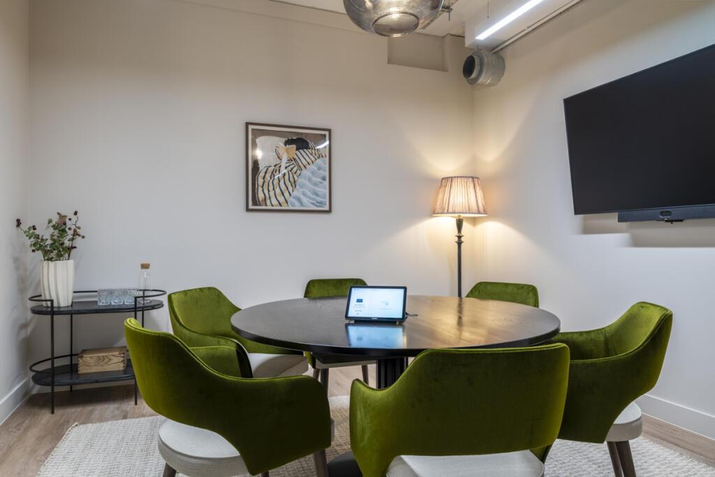 6 Person Meeting Room