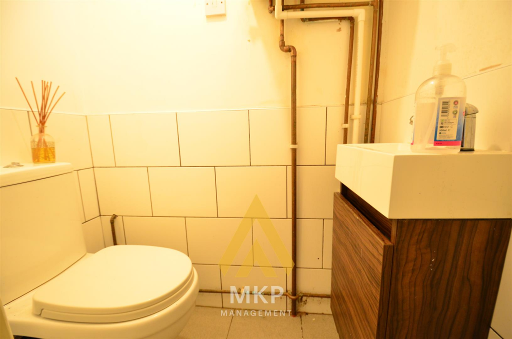 5 bedroom semi-detached house for rent