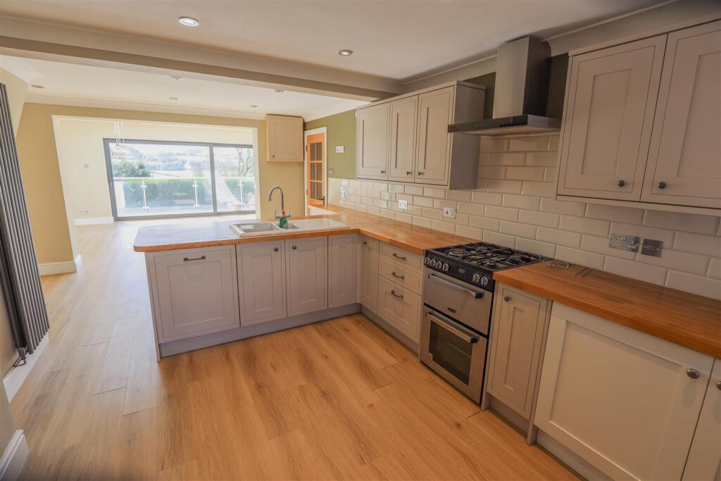 House in Cowbridge, Llanblethian - View 6
