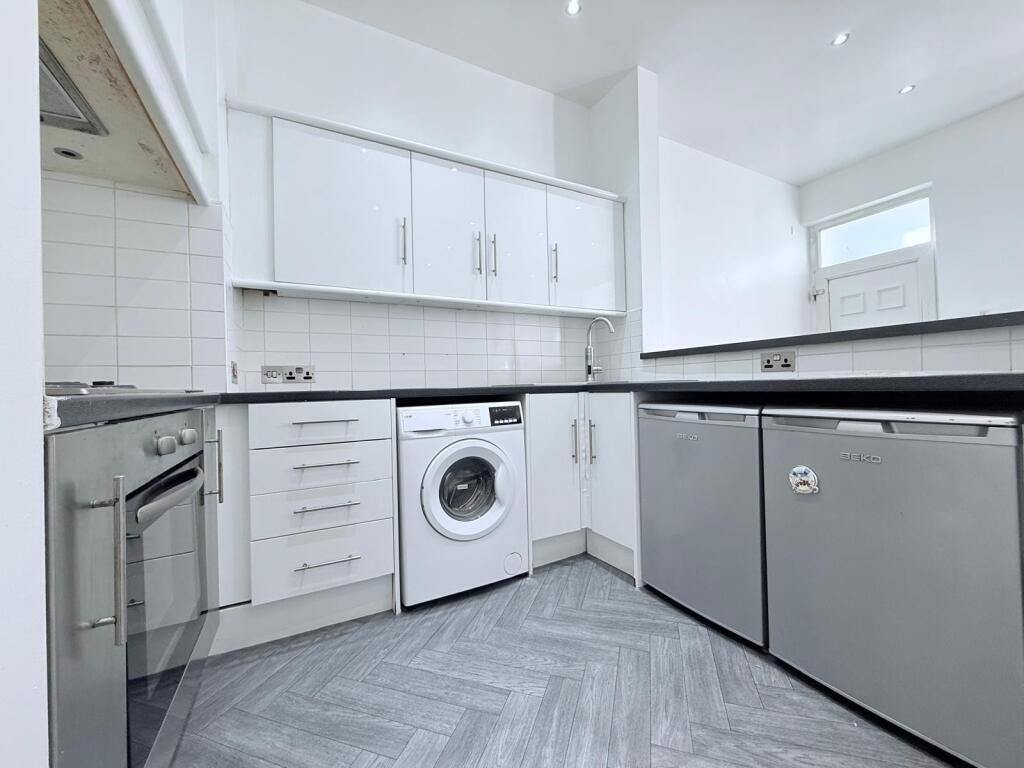 Main image of property: Elm Avenue, Nottingham, NG3 4GF