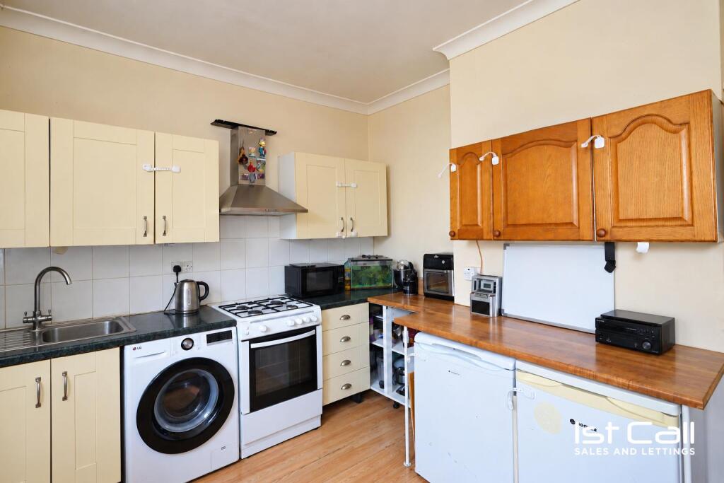 Apartment in Southend-on-Sea, Essex - More