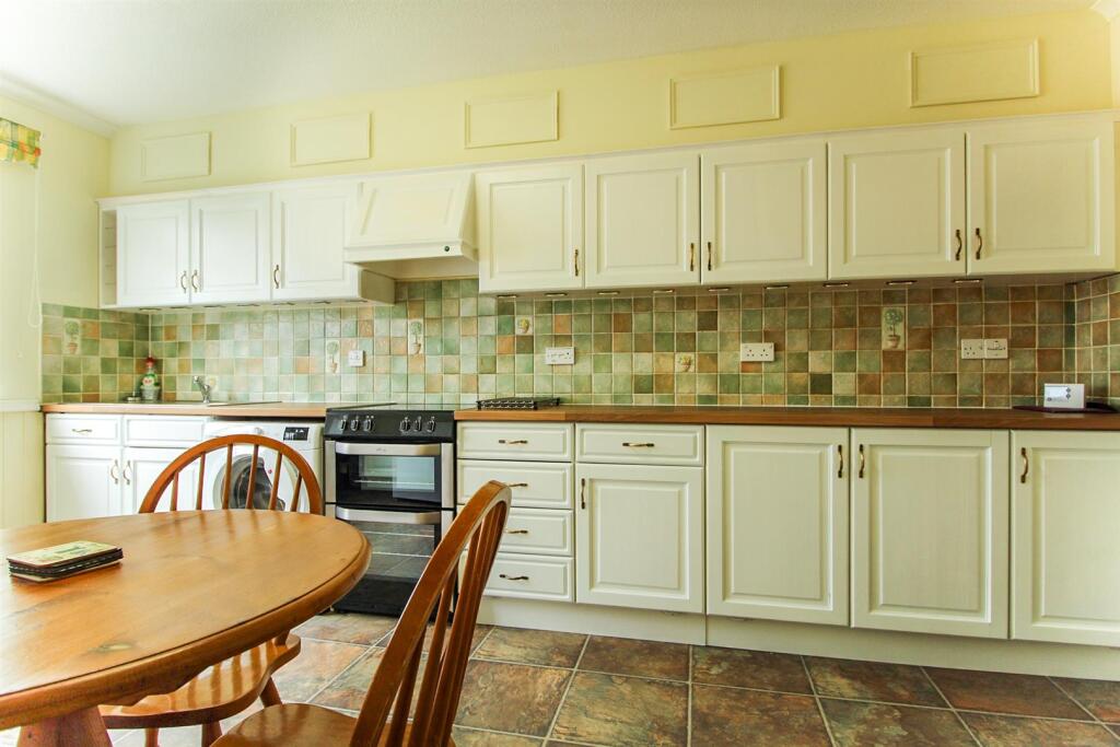 Apartment in Slough - View 4