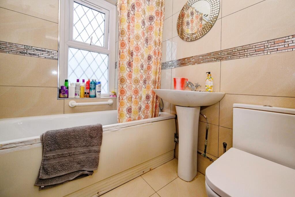 House in Bedfordshire, Luton - View 5