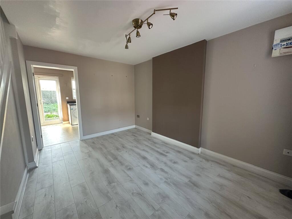 9, Spring Close, Kirkby-in-Ashfield, Nottingham, Nottinghamshire, NG17 photo 3
