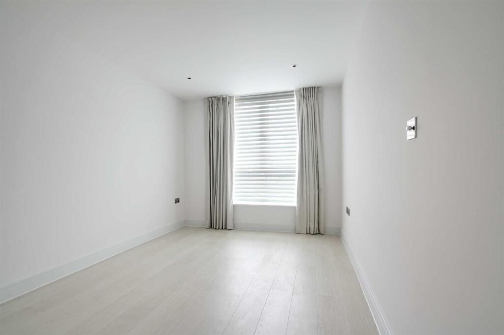 Apartment in Dacorum, Ashlyns Estate, Berkhamsted - View 4
