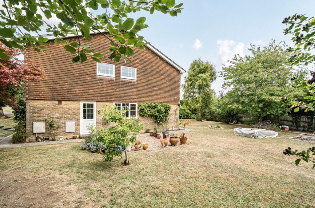 Bradwell Close, Charlton, Andover, SP10 4EL photo 2