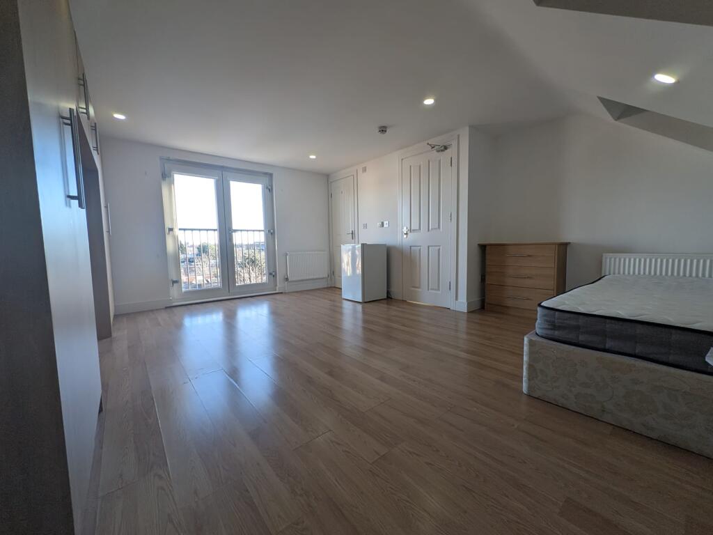 Main image of property: Room 5, Hayes, UB3