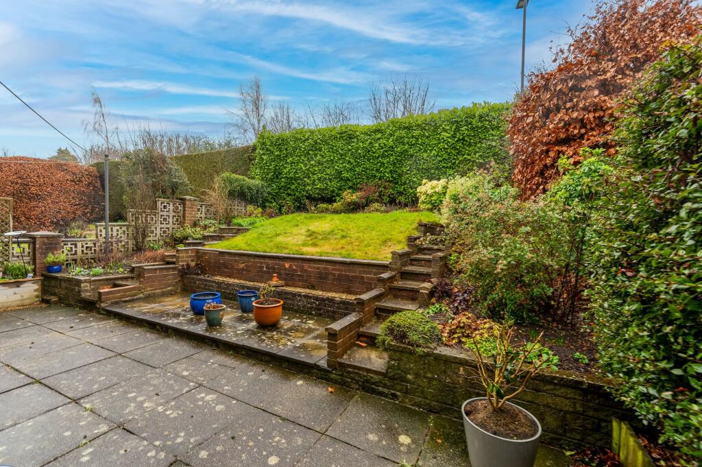 St. Quentin Rise, Bradway, S17 - More