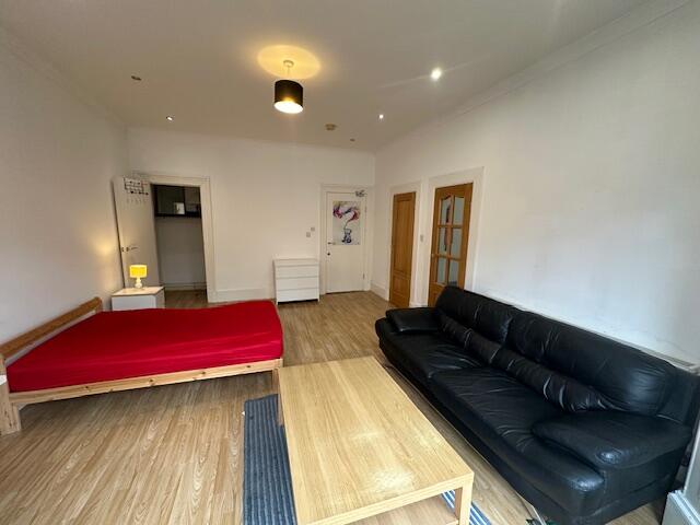 Apartment in Glasgow, Woodlands - View 5