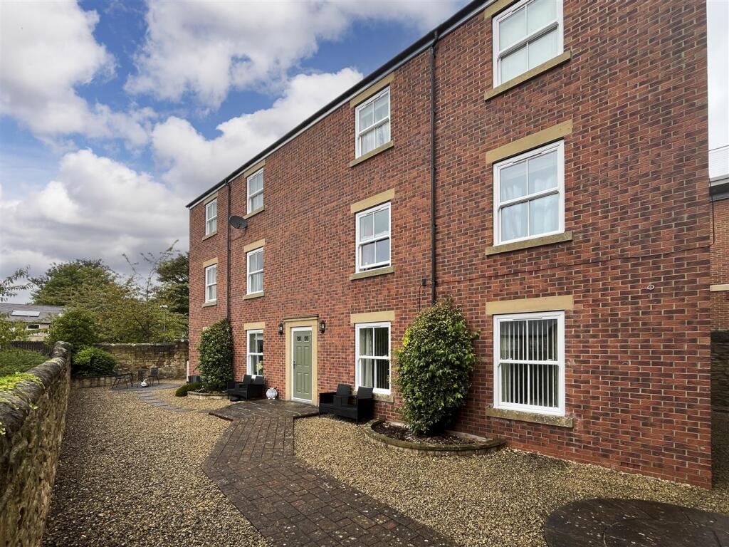 2-bed flat on 5 Summerlea, Barnard Castle, £135,000