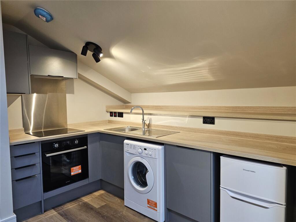 Apartment in Romford - More