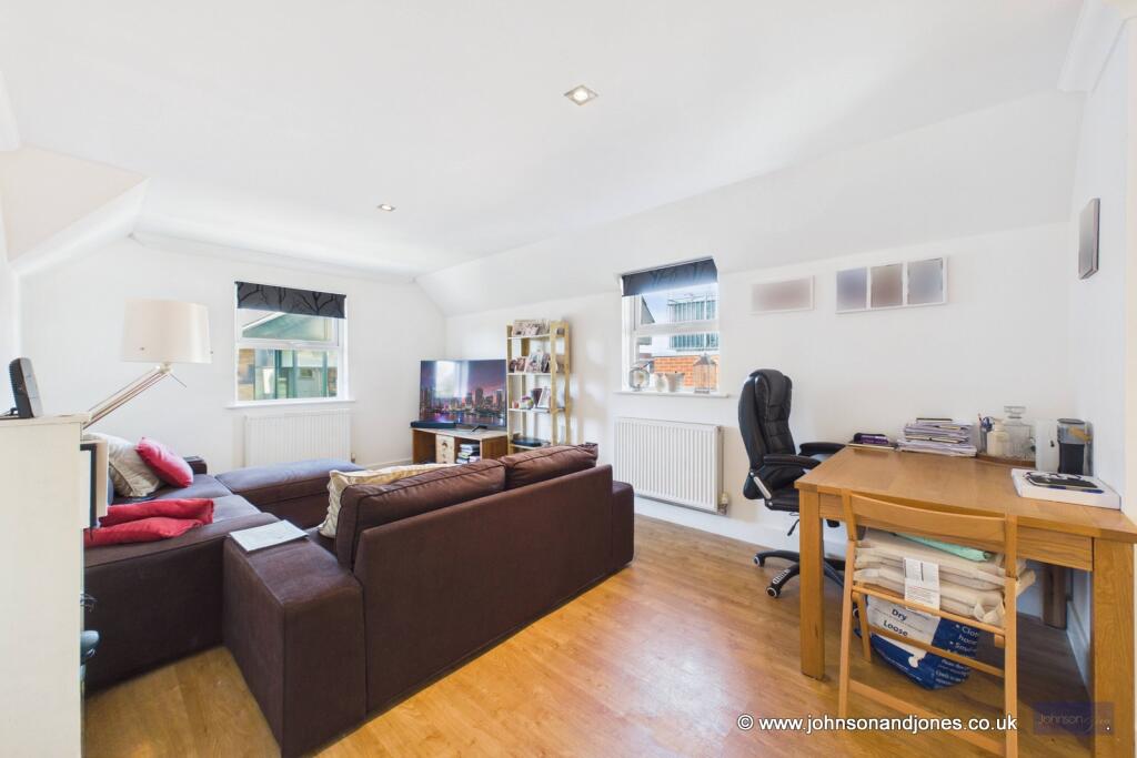 Apartment in Runnymede, Chertsey - View 4