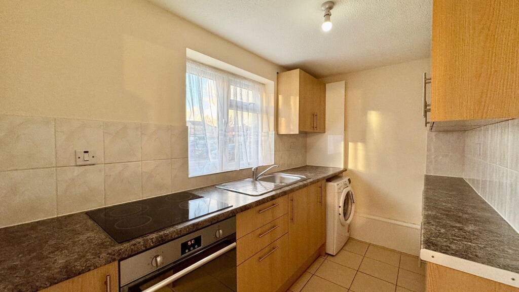Sheridan Court, London Road, Newbury, RG14 2BH photo 2
