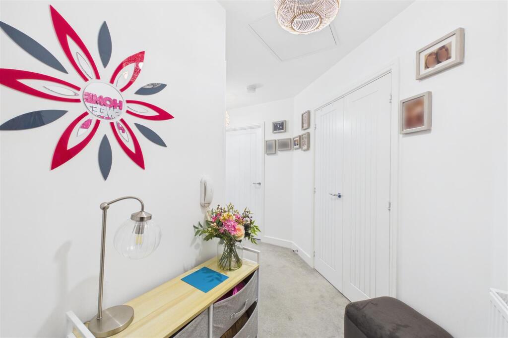 Apartment in Chichester, Oving - View 2