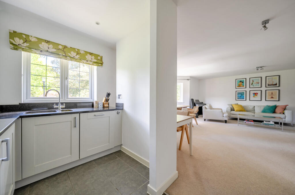 Apartment in Guildford, Surrey - View 4
