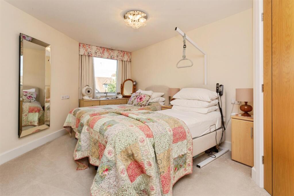 Apartment in Southall - View 4