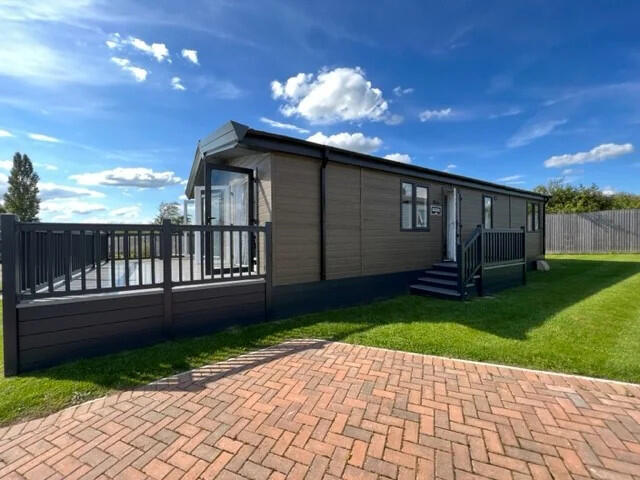 2-bed caravan on Evesham, Worcestershire, WR11, £140,000