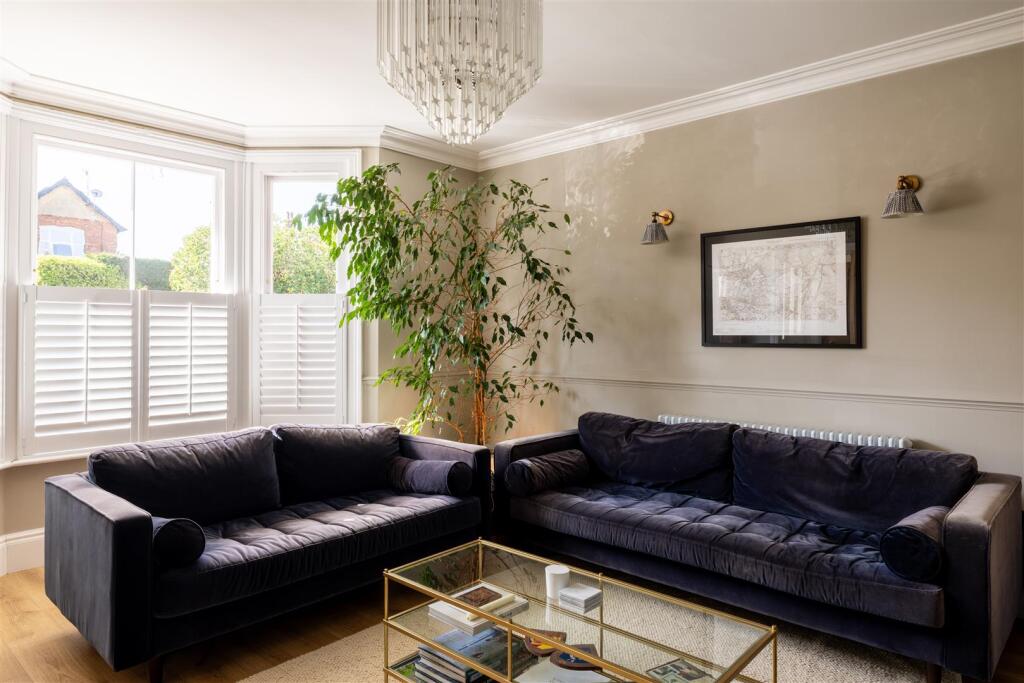 House in Reigate and Banstead, Woodhatch - View 5