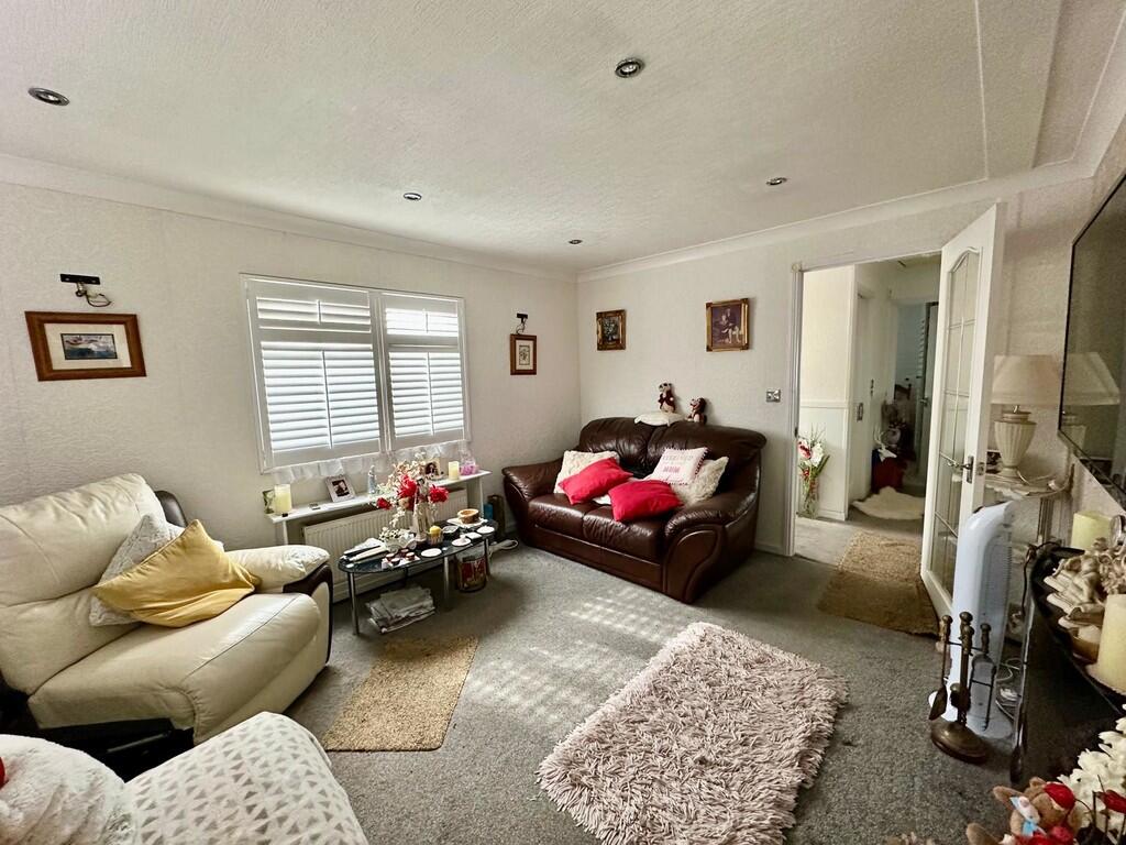 Woodbine Close, Waltham Abbey photo 4