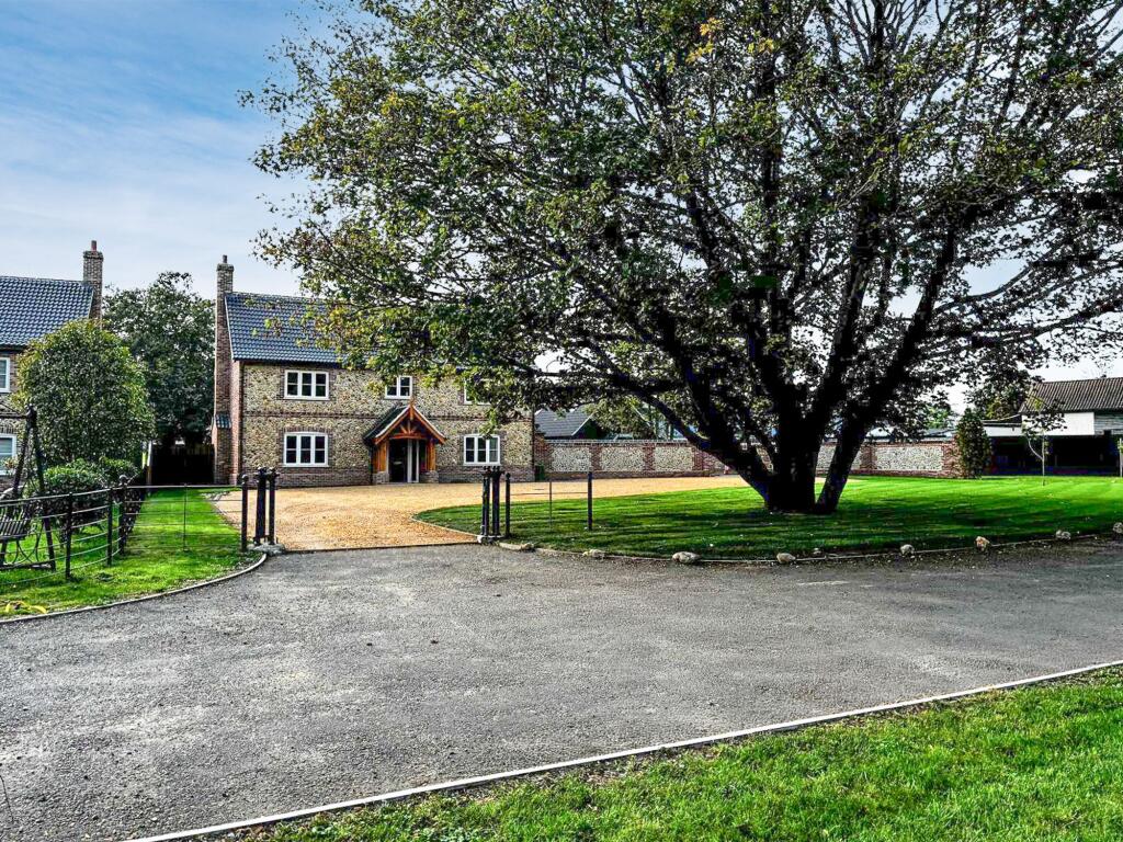 Executive Detached New Home in Saham Toney photo 3