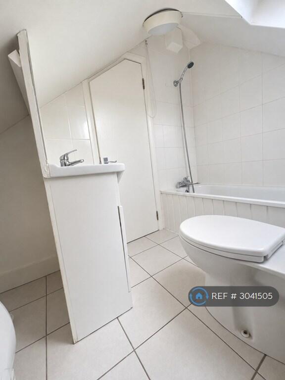 Apartment in Ilford - View 4