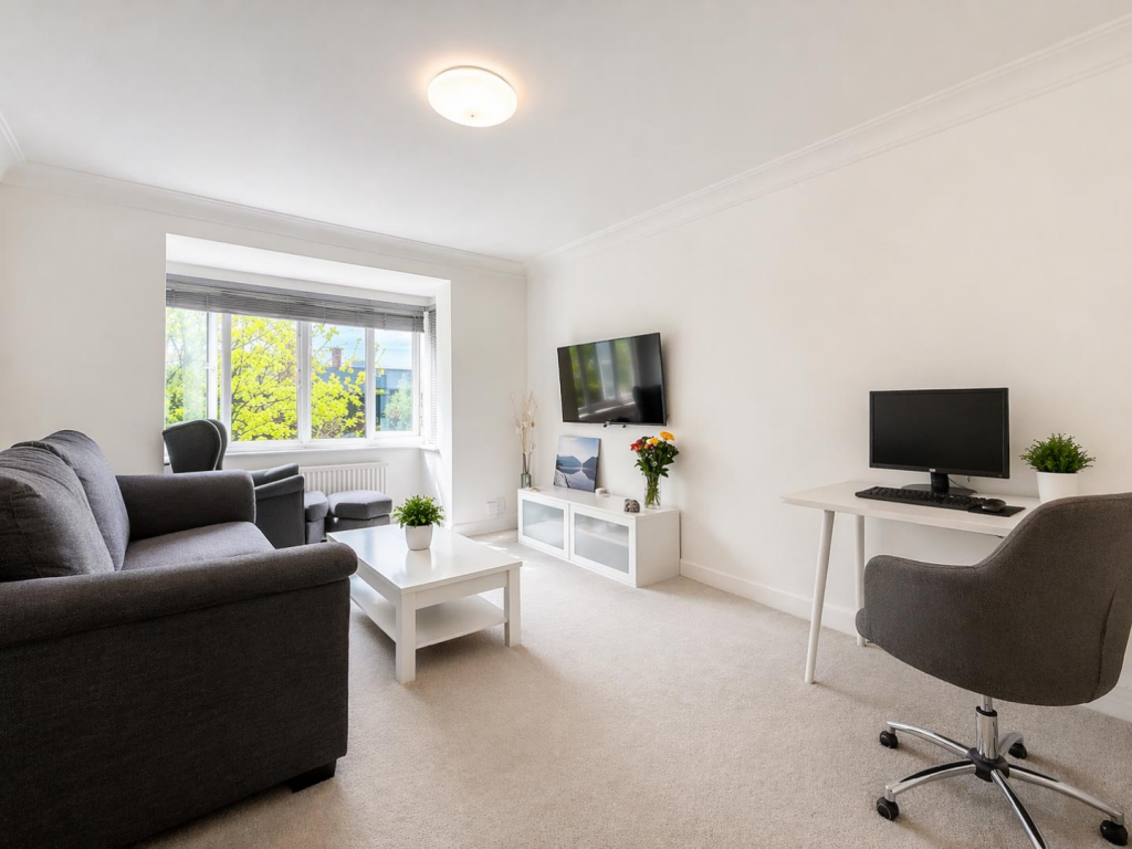 Apartment in Ilford, Gants Hill - View 3