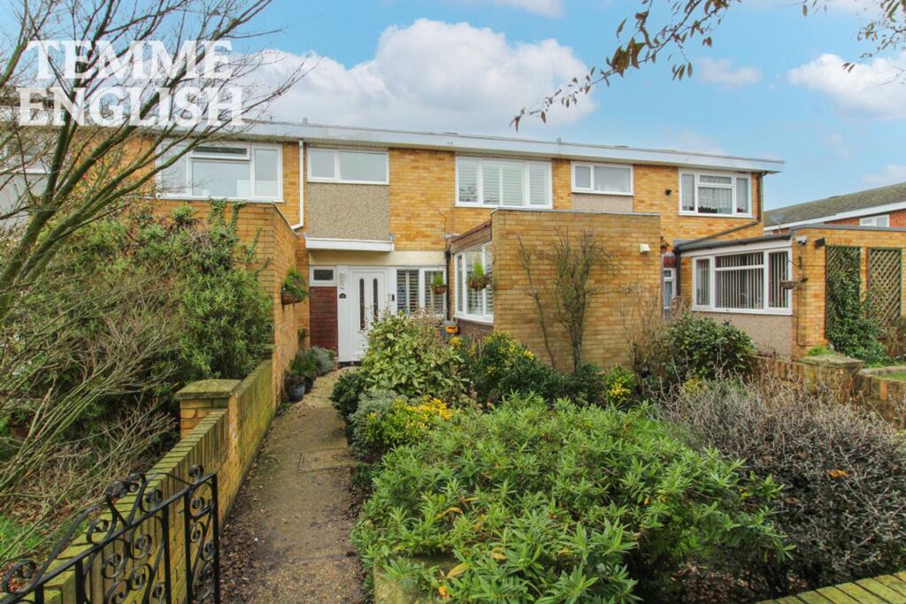 Main image of property: Barrie Pavement, Wickford, SS12