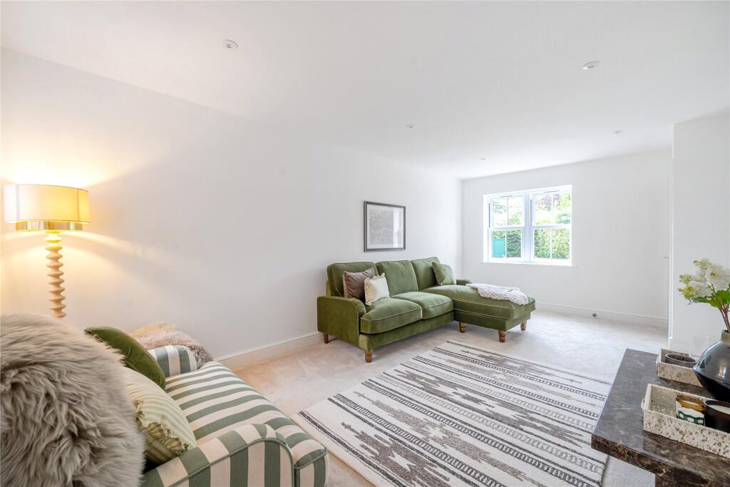 Nursery Grove, Pennington, Lymington, Hampshire, SO41 photo 3