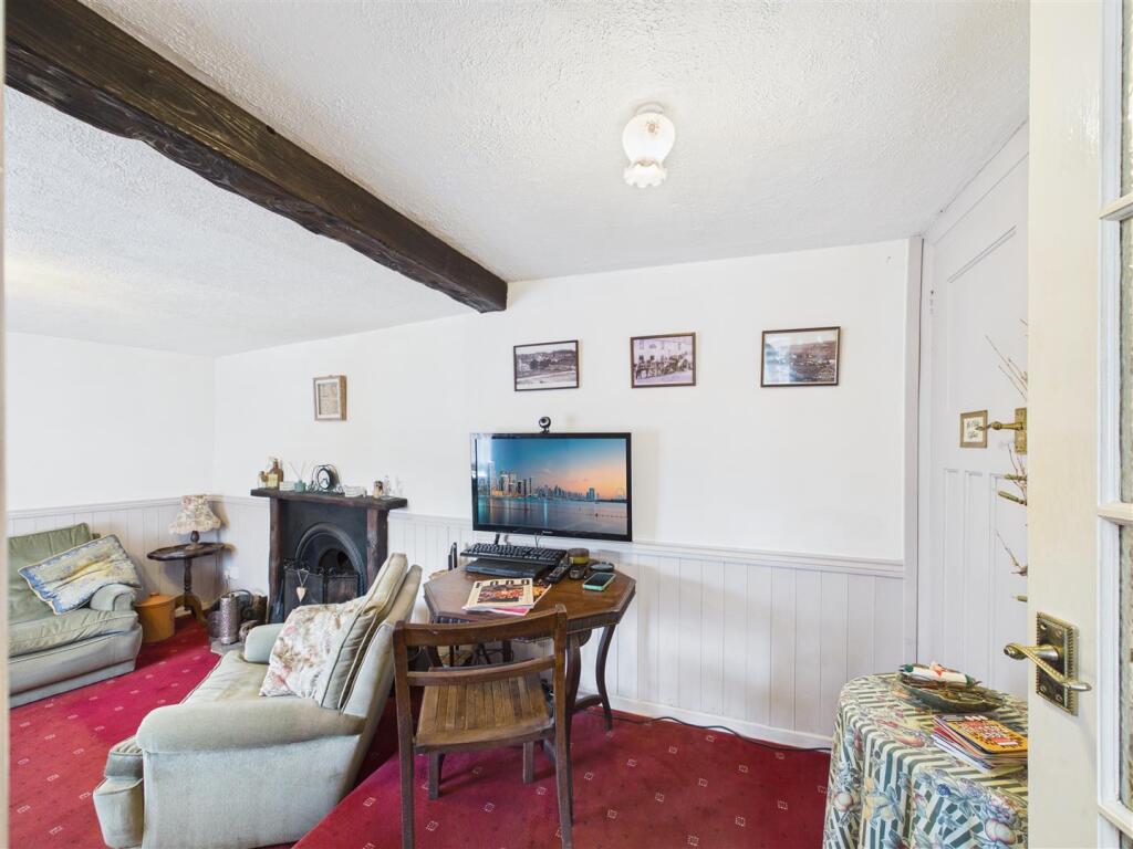 House in Gloucester - View 5