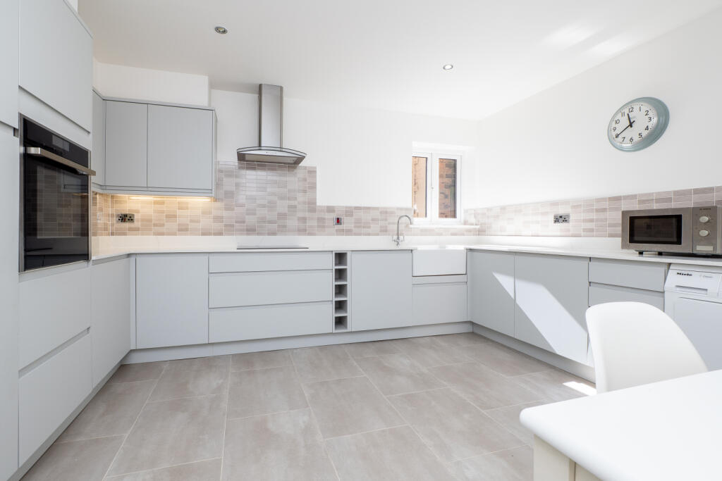 Apartment in Sutton - View 4
