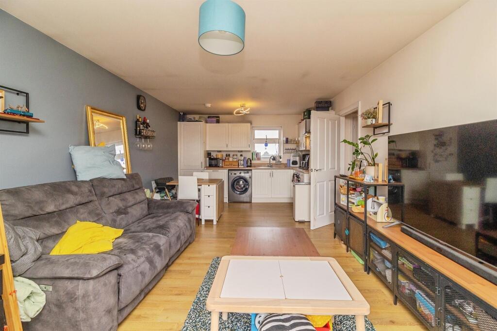 Apartment in Houghton Regis, Central Bedfordshire - View 5