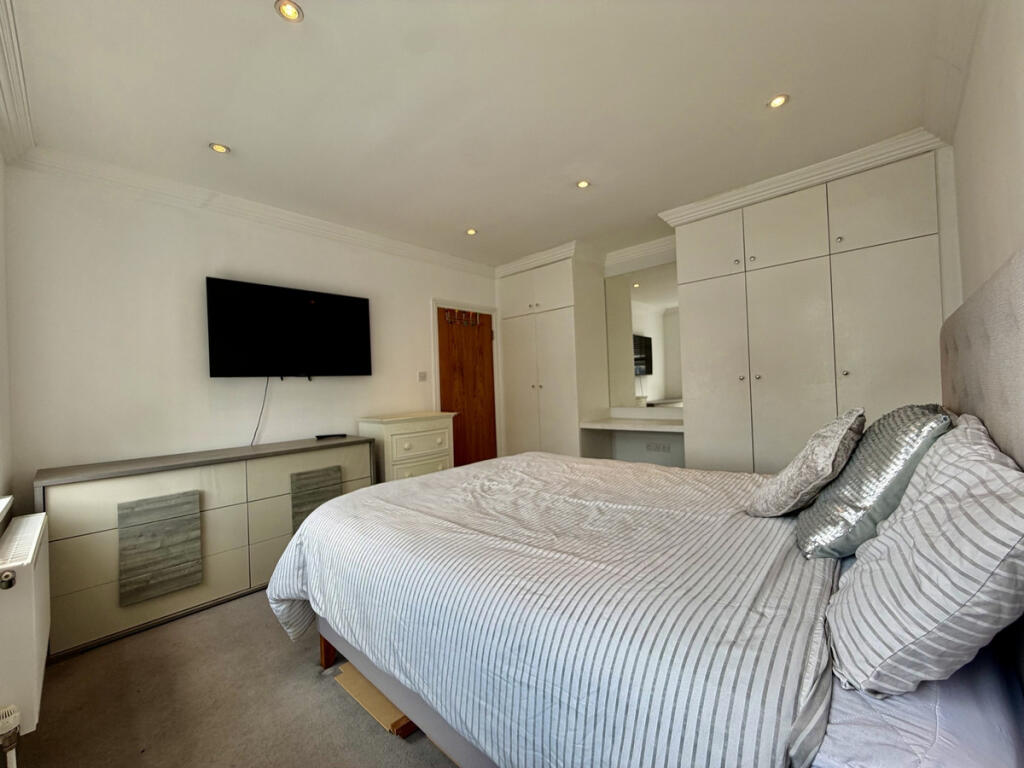 Apartment in Croydon - More