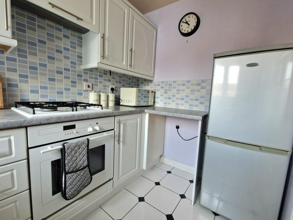 Salisbury Close, Rugeley, WS15 1GF photo 5