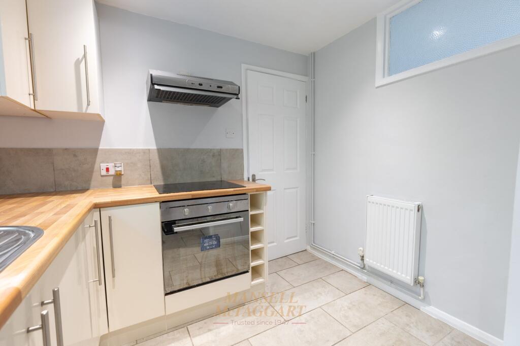 Apartment in East Grinstead, North End - View 4