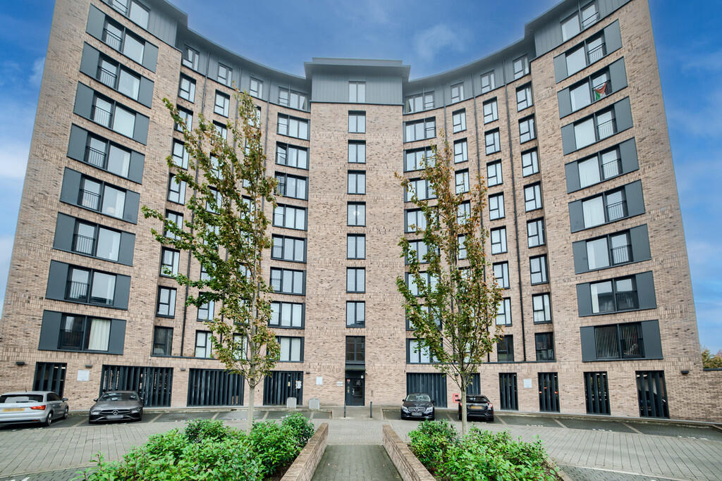 Main image of property: Lincoln Apartments, 3 Lexington Gardens, Park Central	