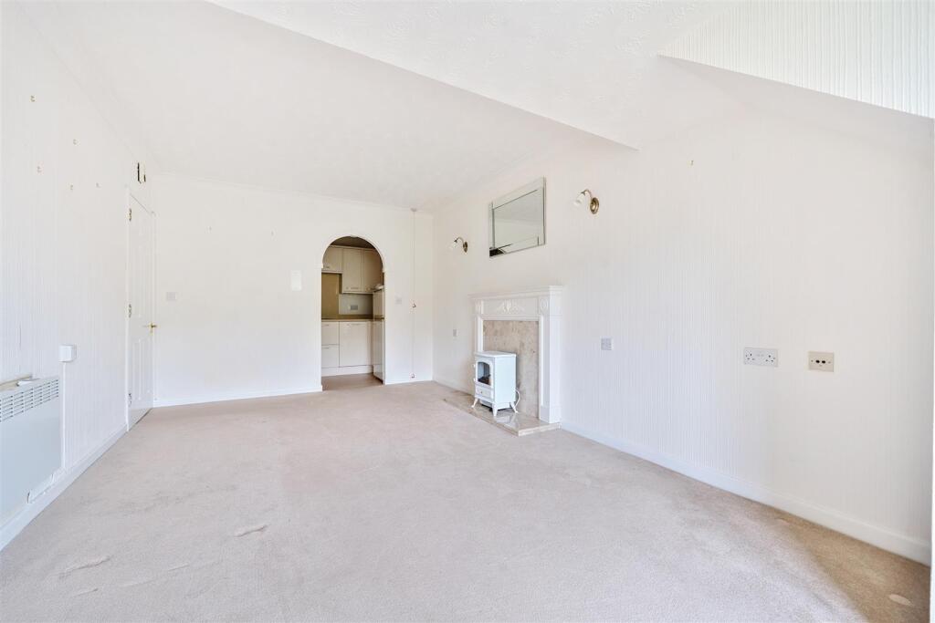 McKernan Court, High Street, Sandhurst, Berkshire, GU47 8HH photo 4