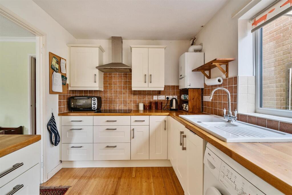 23, Fosseway Close, Axminster photo 2