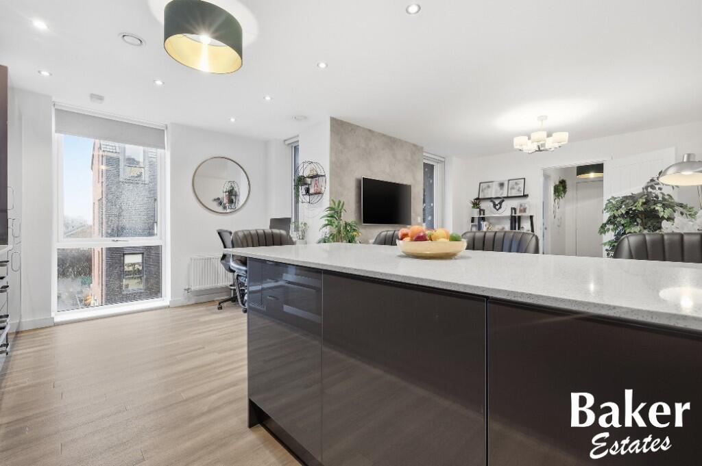 Marine Crescent, Hainault, London, IG6 - View 6